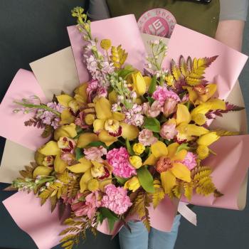 Букет с жёлтыми орхидеями и розовыми гвоздиками