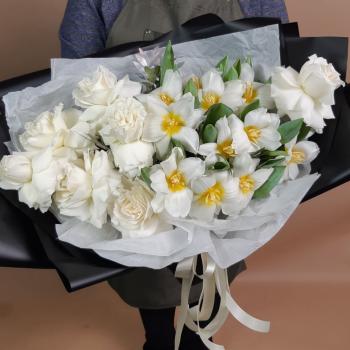 11 белых тюльпанов с розами