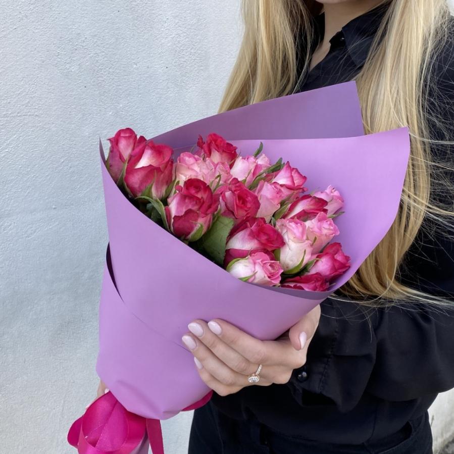 Букет цветов с 19 разноцветными розами