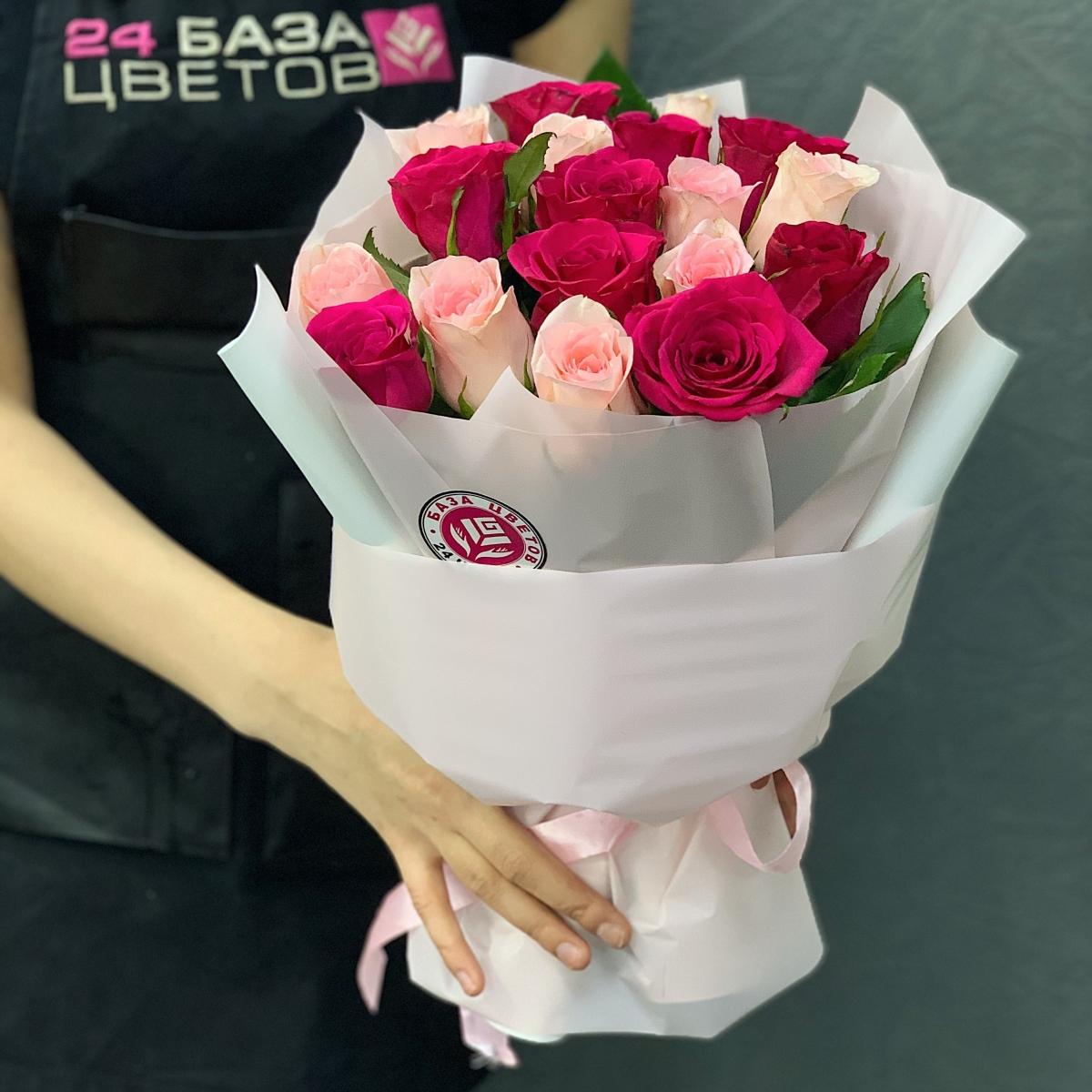 Букет цветов с 19 разноцветными розами