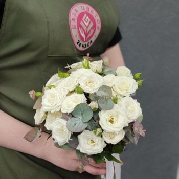 Свадебный букет из 7 кустовых роз