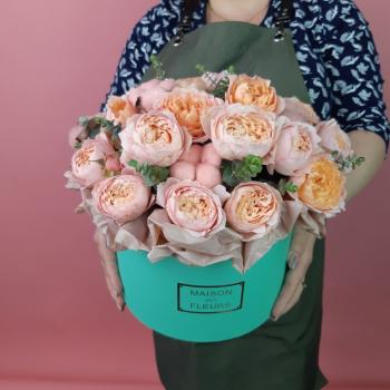 5 розовых роз с сухоцветами в коробке