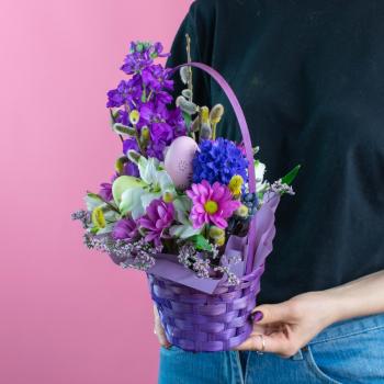 Мини корзина цветов с гипцинтами и хризантемами