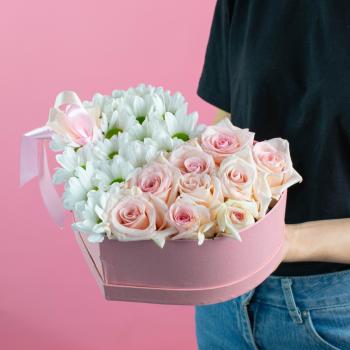 9 розовых роз с хризантемой в коробке-сердце