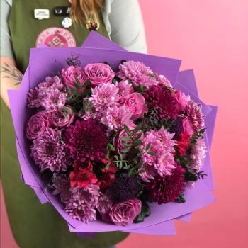Букет с фиолетовыми хризантемами и розами