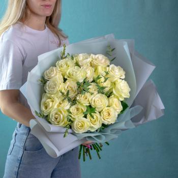 Белые розы с эвкалиптом