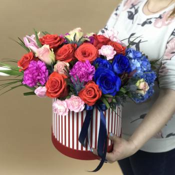 Коробка с разноцветными розами и гортензией