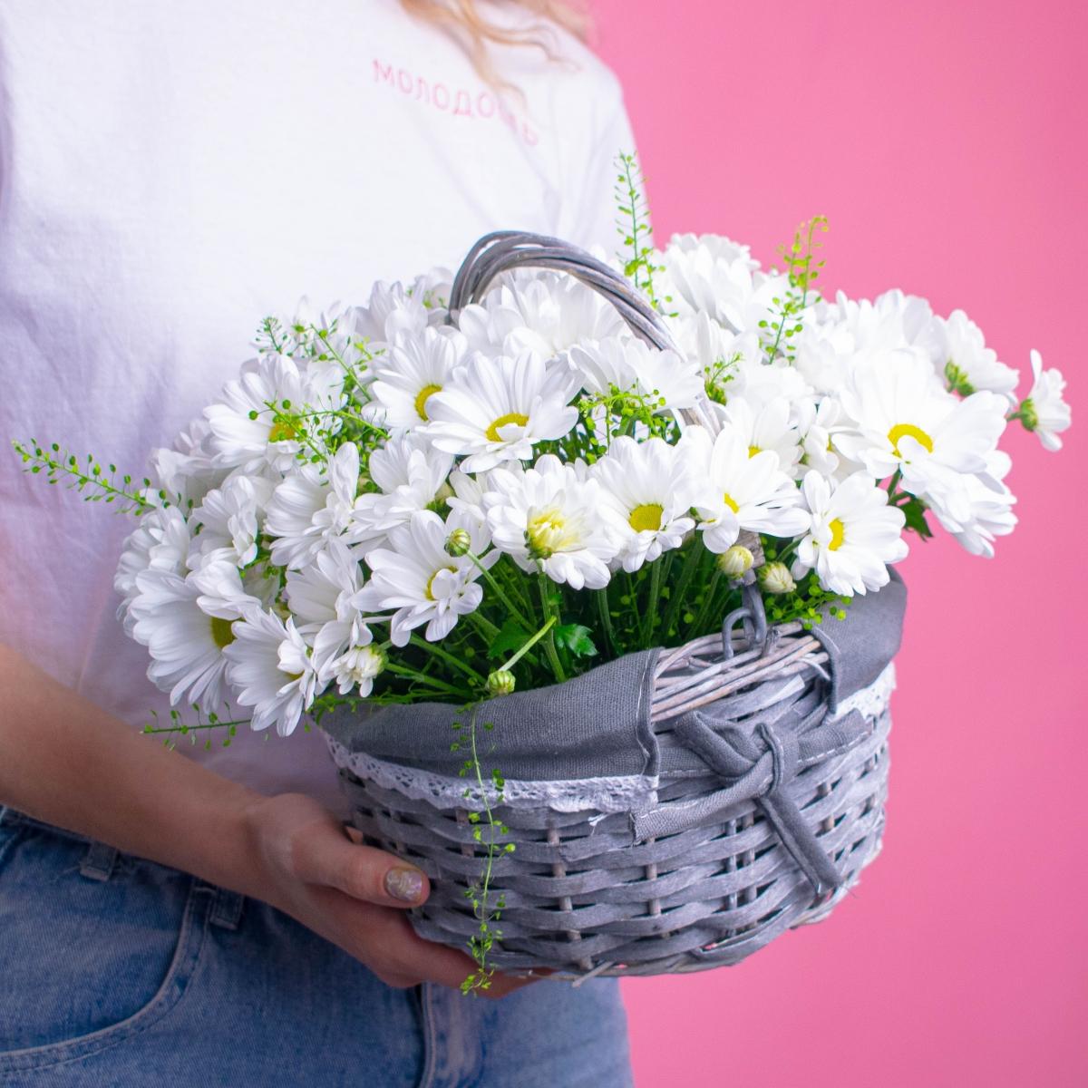 Белые кустовые хризантемы в корзине