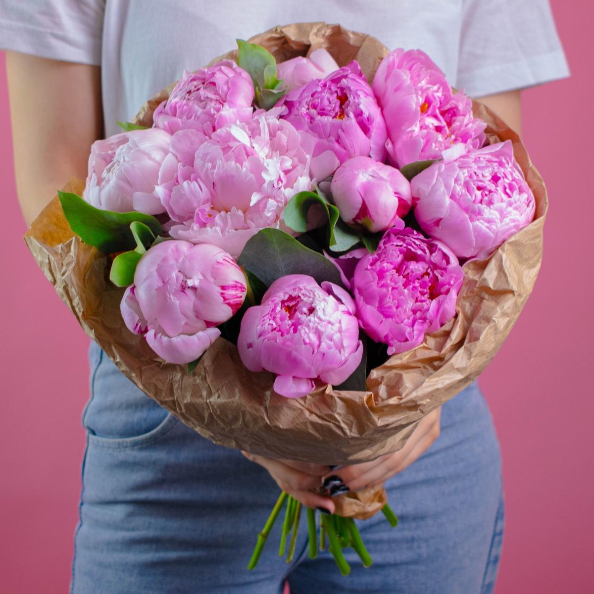 11 розовых пионов с эвкалиптом