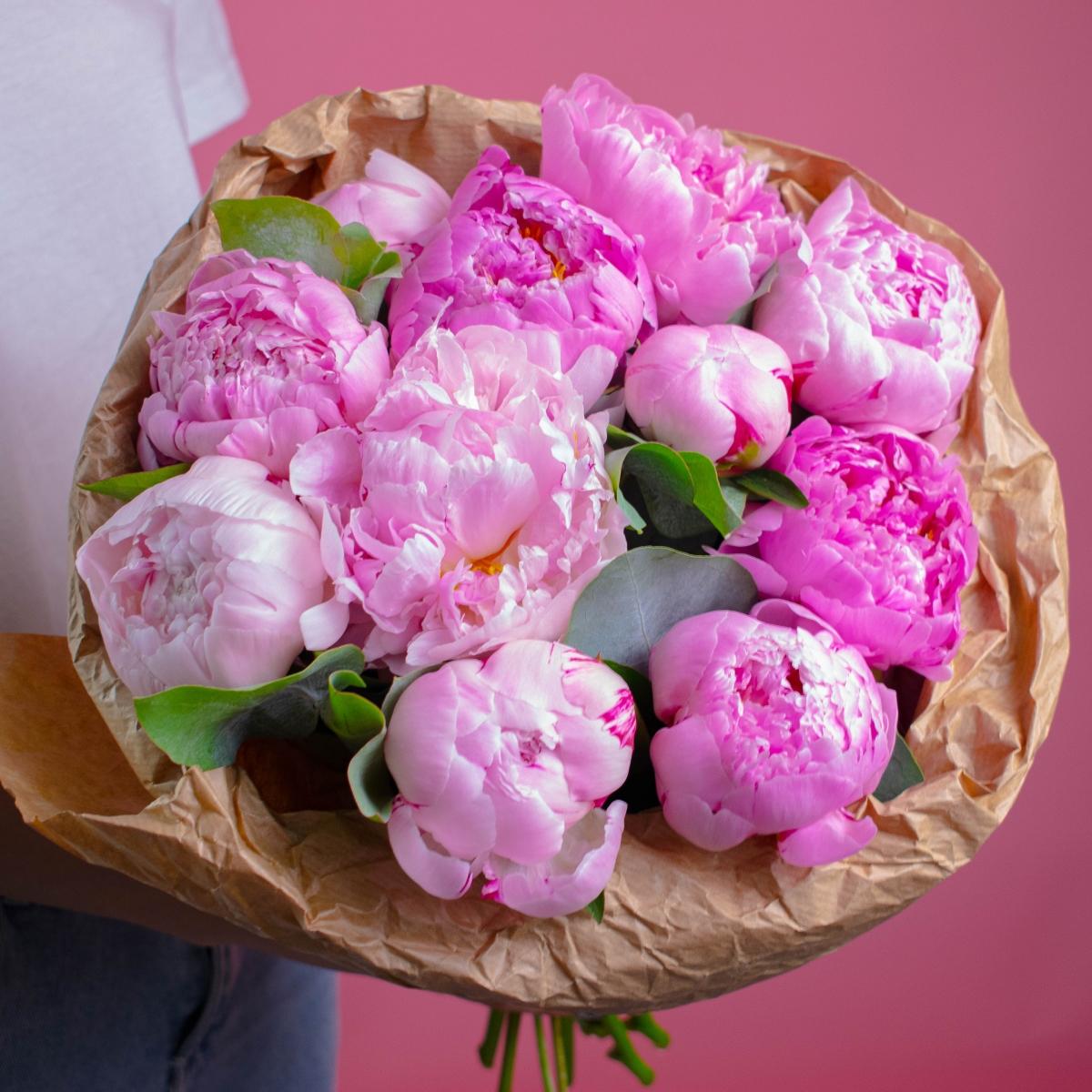 11 розовых пионов с эвкалиптом