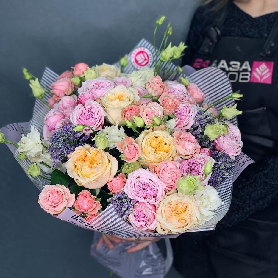 Большой букет с 17 разноцветными розами