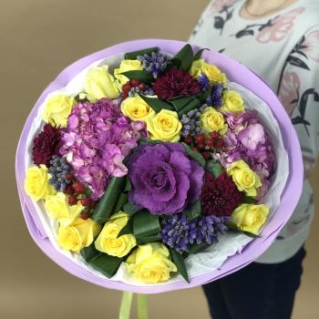 Букет с фиолетовыми гортензиями и жёлтыми розами
