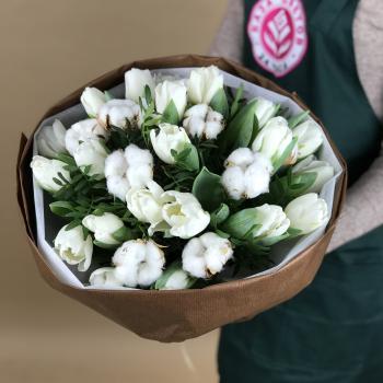 Букет с 21 белым тюльпаном