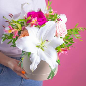 Коробка цветов с белой лилией и розами