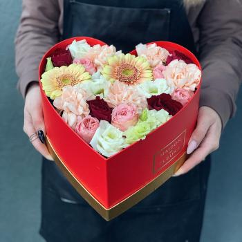 Коробка-сердце с гвоздиками и розами