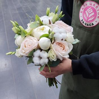 Свадебный букет с белыми пионами и розами