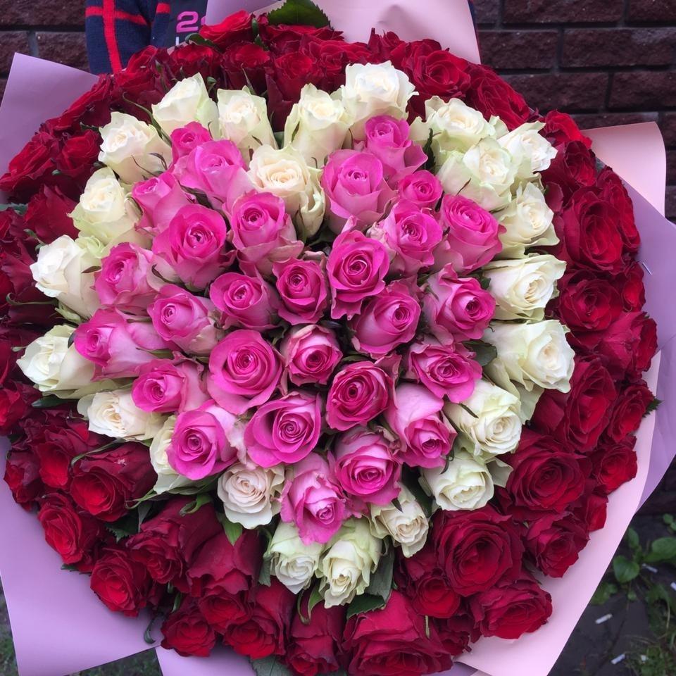 Букет из 101 разноцветной розы в форме сердца