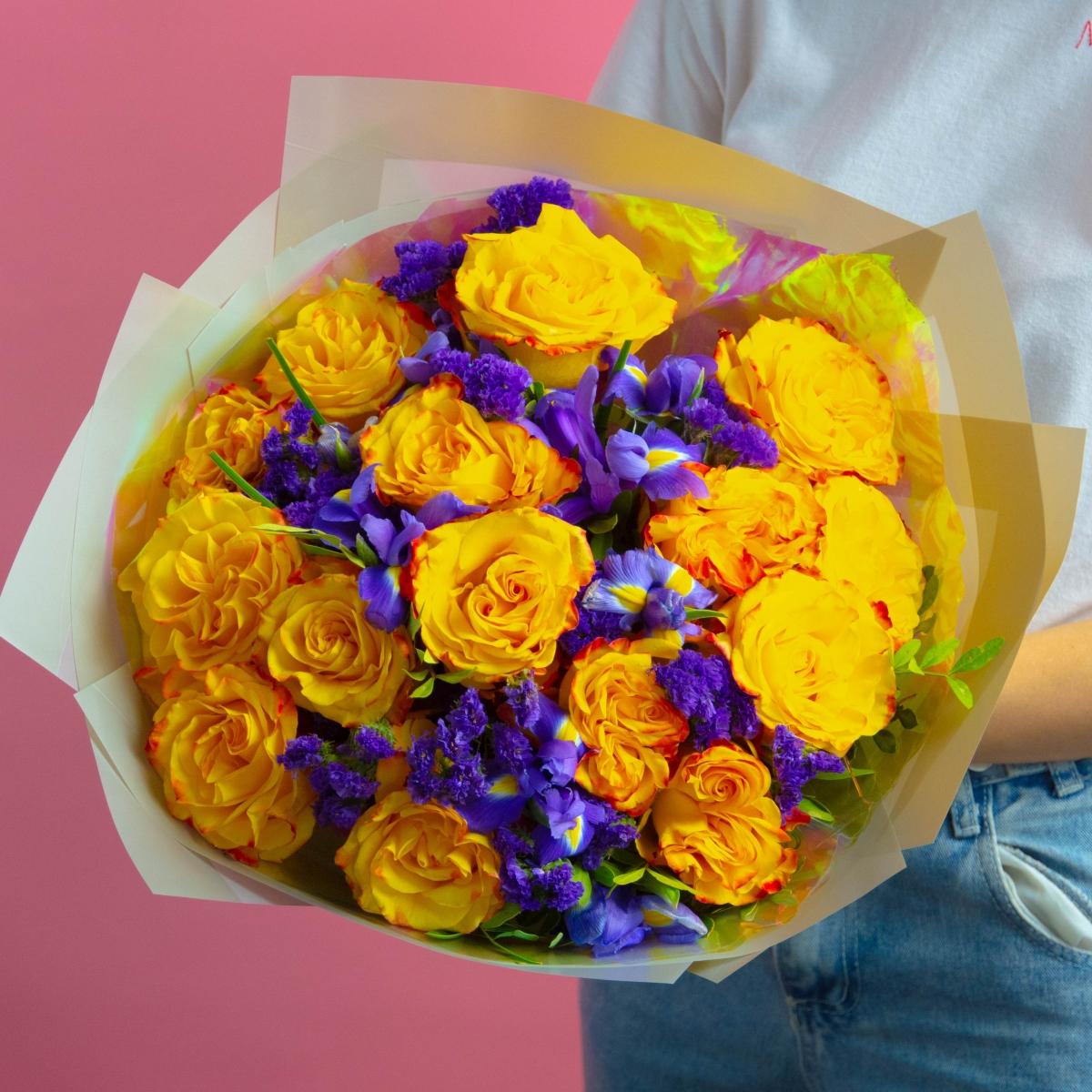 15 жёлтых роз с ирисами