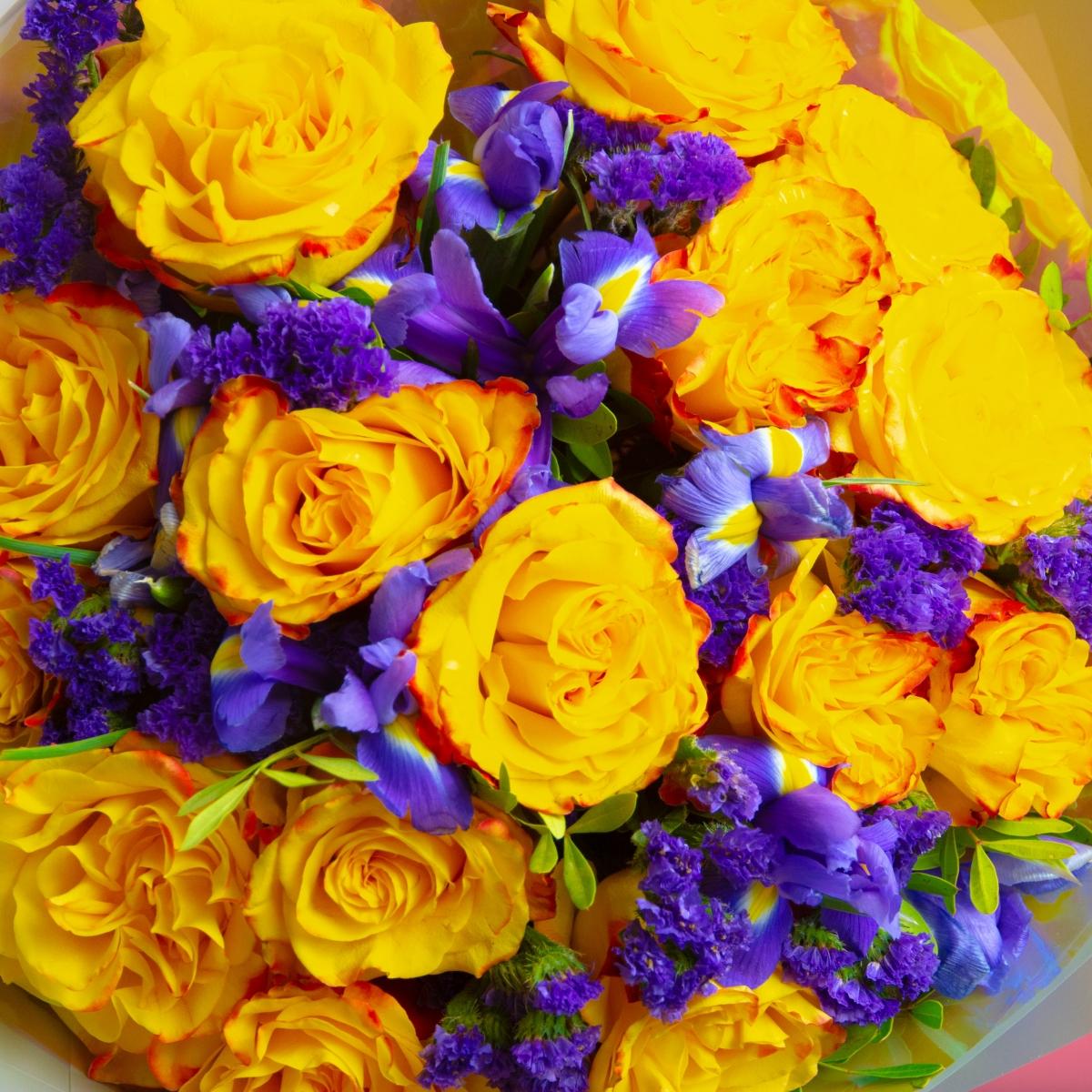 15 жёлтых роз с ирисами