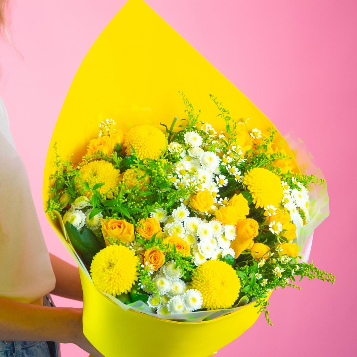 Яркий букет с хризантемами для мамы
