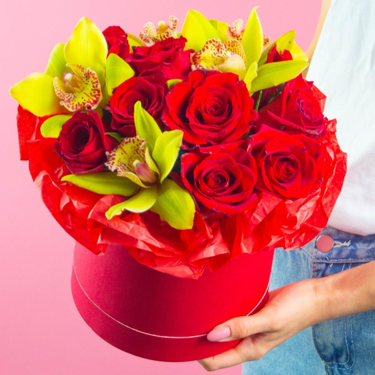 9 красных роз с цимбидиумом в коробке