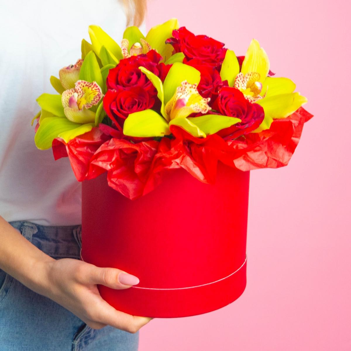 9 красных роз с цимбидиумом в коробке