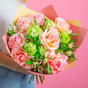 7 розовых роз с зелёными альстромериями