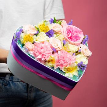 Коробка-сердце с кустовыми розами на 8 марта