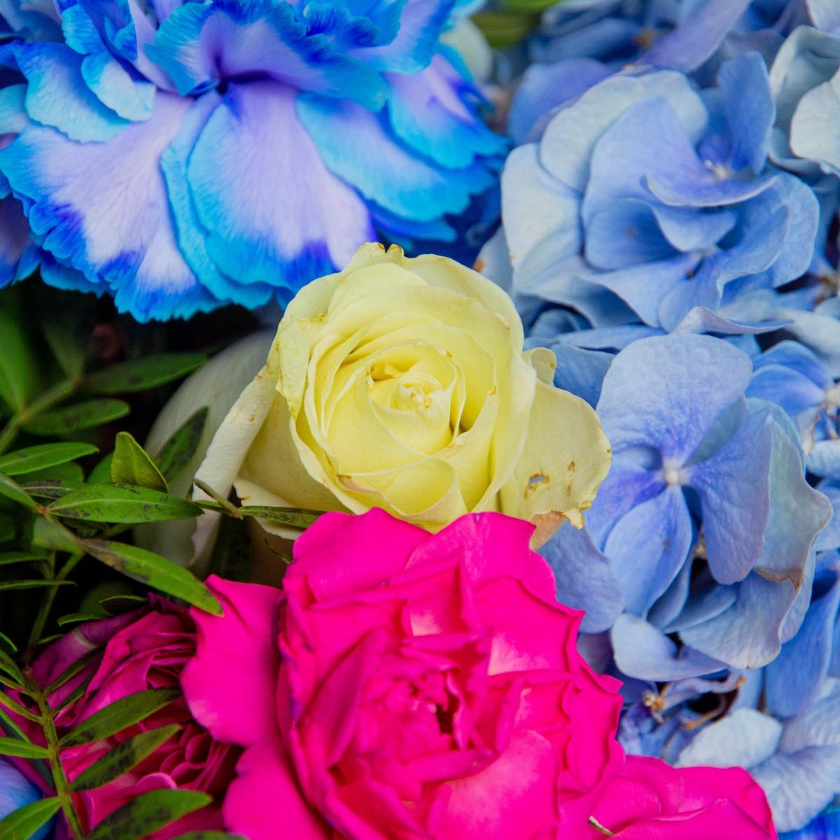 Корзина с голубой гортензией и розами
