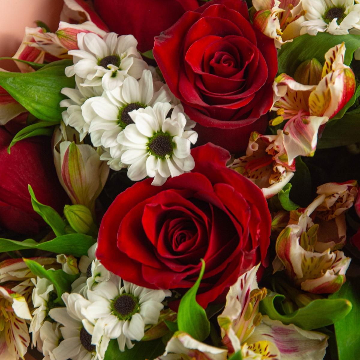 букет с 9 красными розами и 9 альстромериями