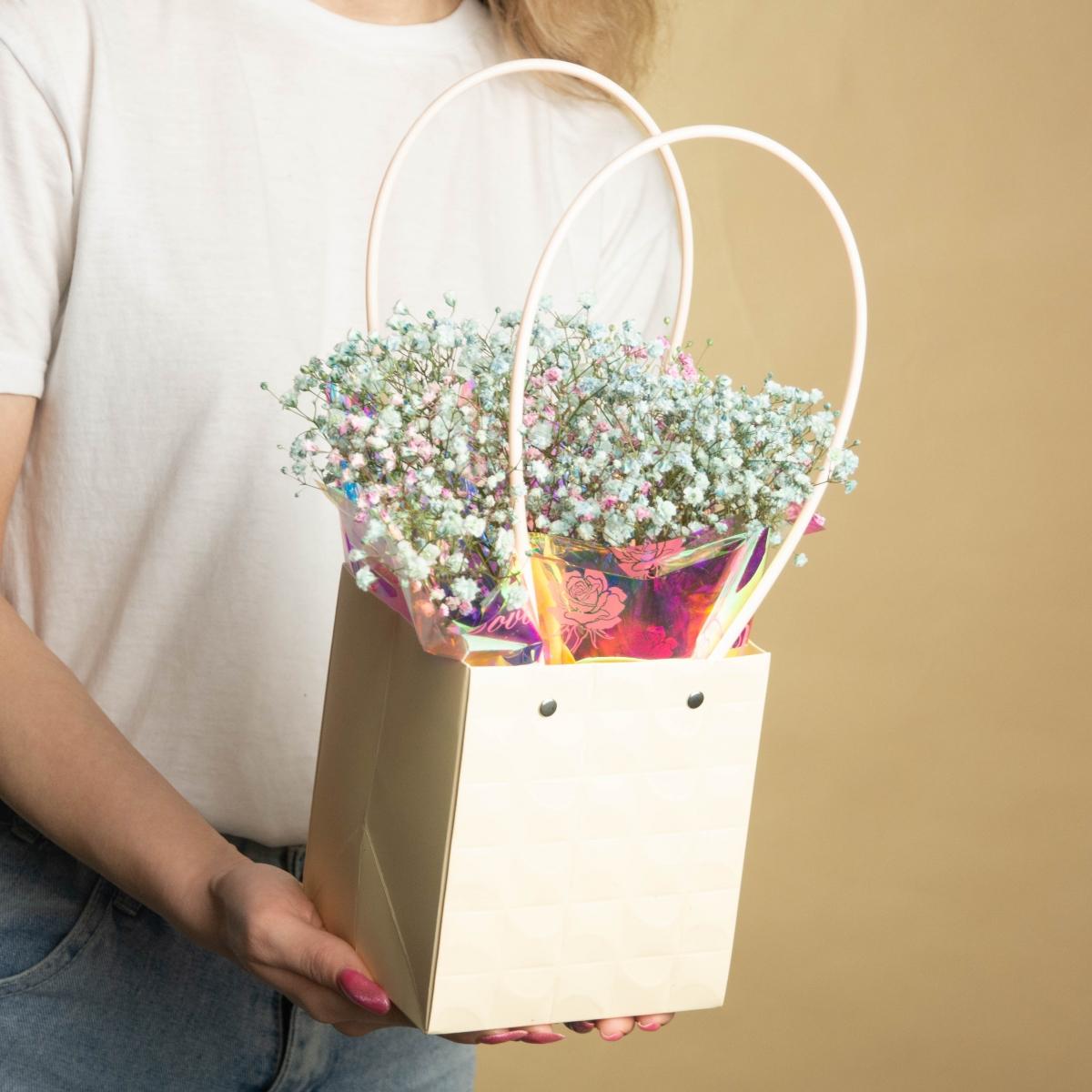 Голубая гипсофила в сумке для цветов