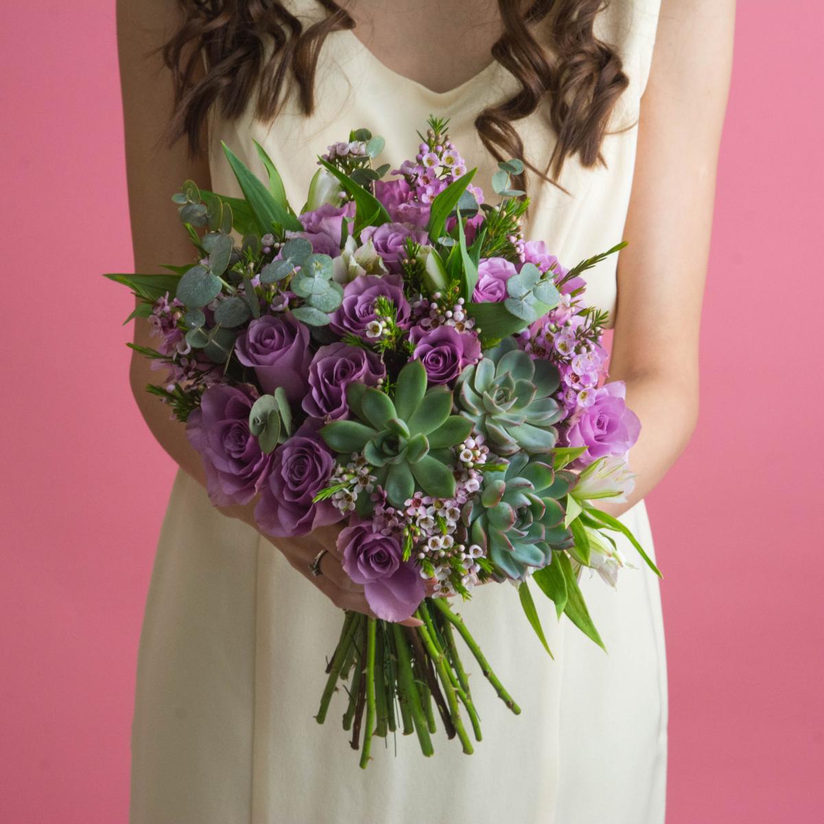 Свадебный букет с фиолетовыми розами