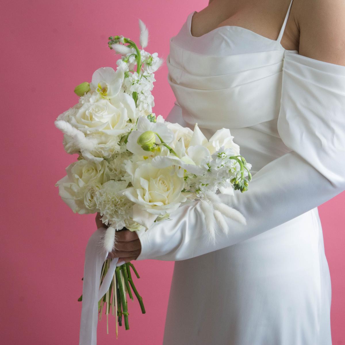 Свадебный букет с розами и матиолой