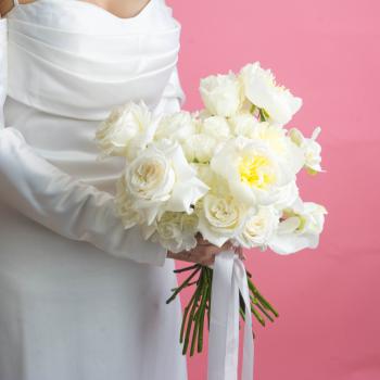 Свадебный букет с пионами и розами