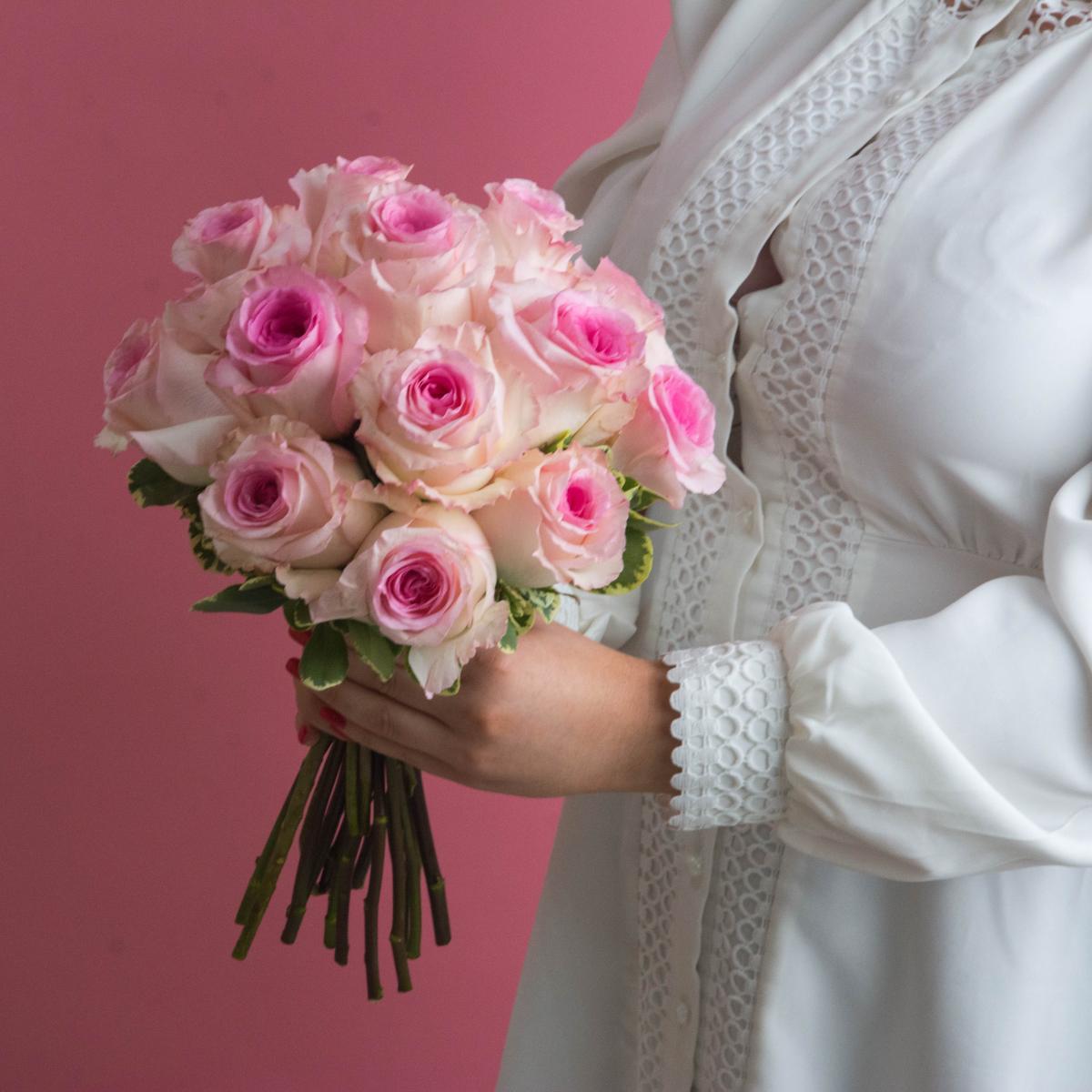 Свадебный букет с розами и питтоспорумом