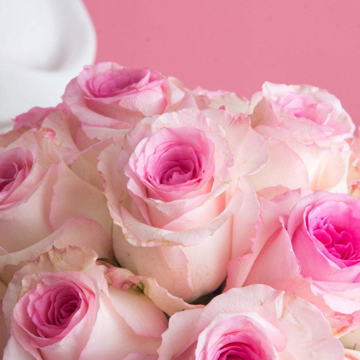 Свадебный букет с розами и питтоспорумом