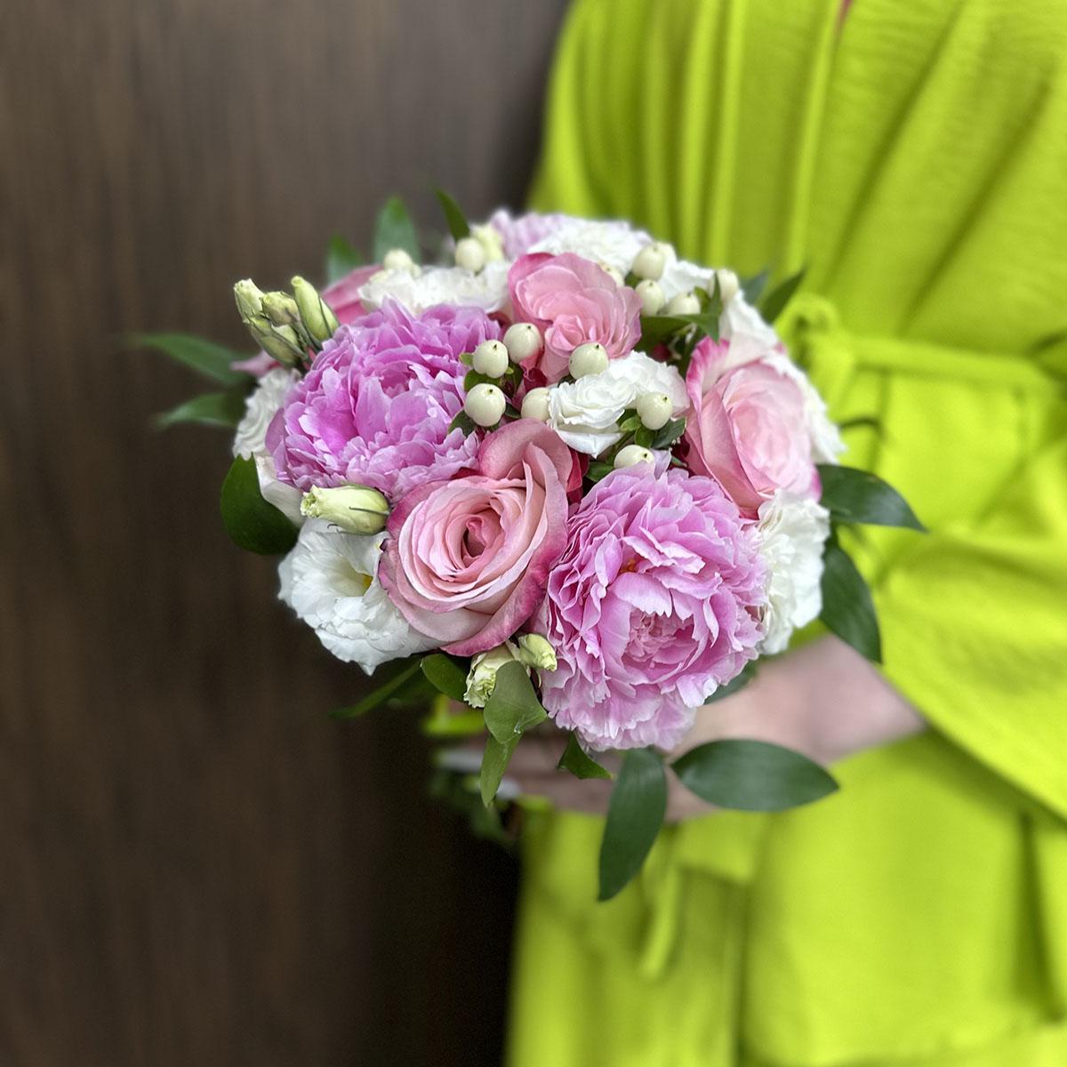 Свадебный букет из пионов, лизиантусов и роз