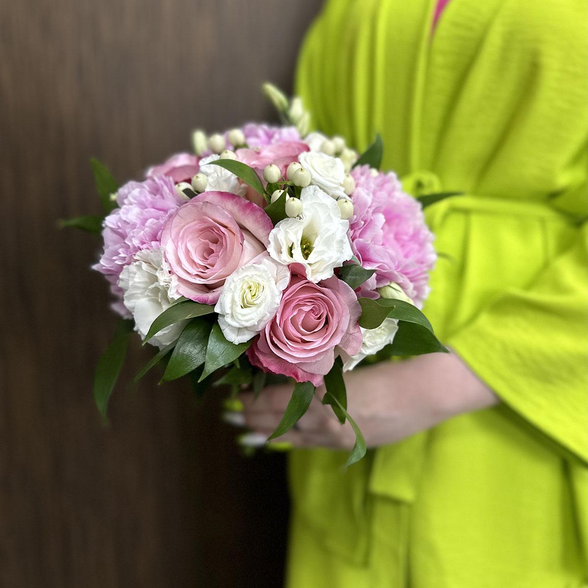 Свадебный букет из пионов, лизиантусов и роз