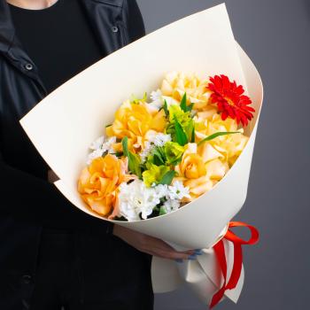 Букет с 5 жёлтыми розами и хризантемами