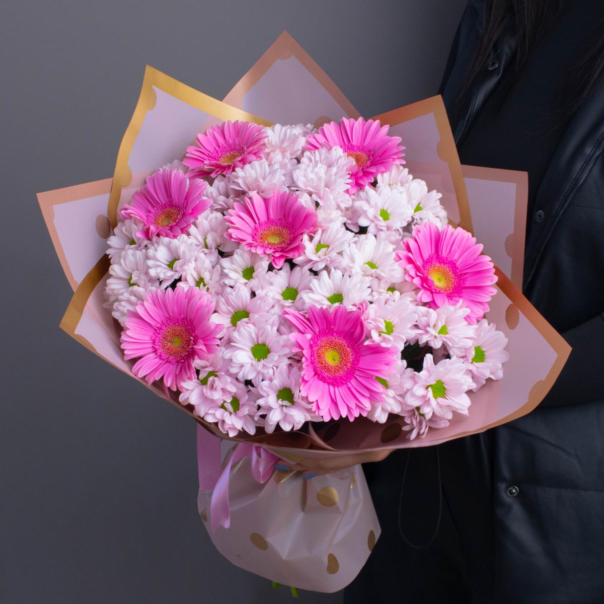 Букет из белых хризантем и розовых гербер