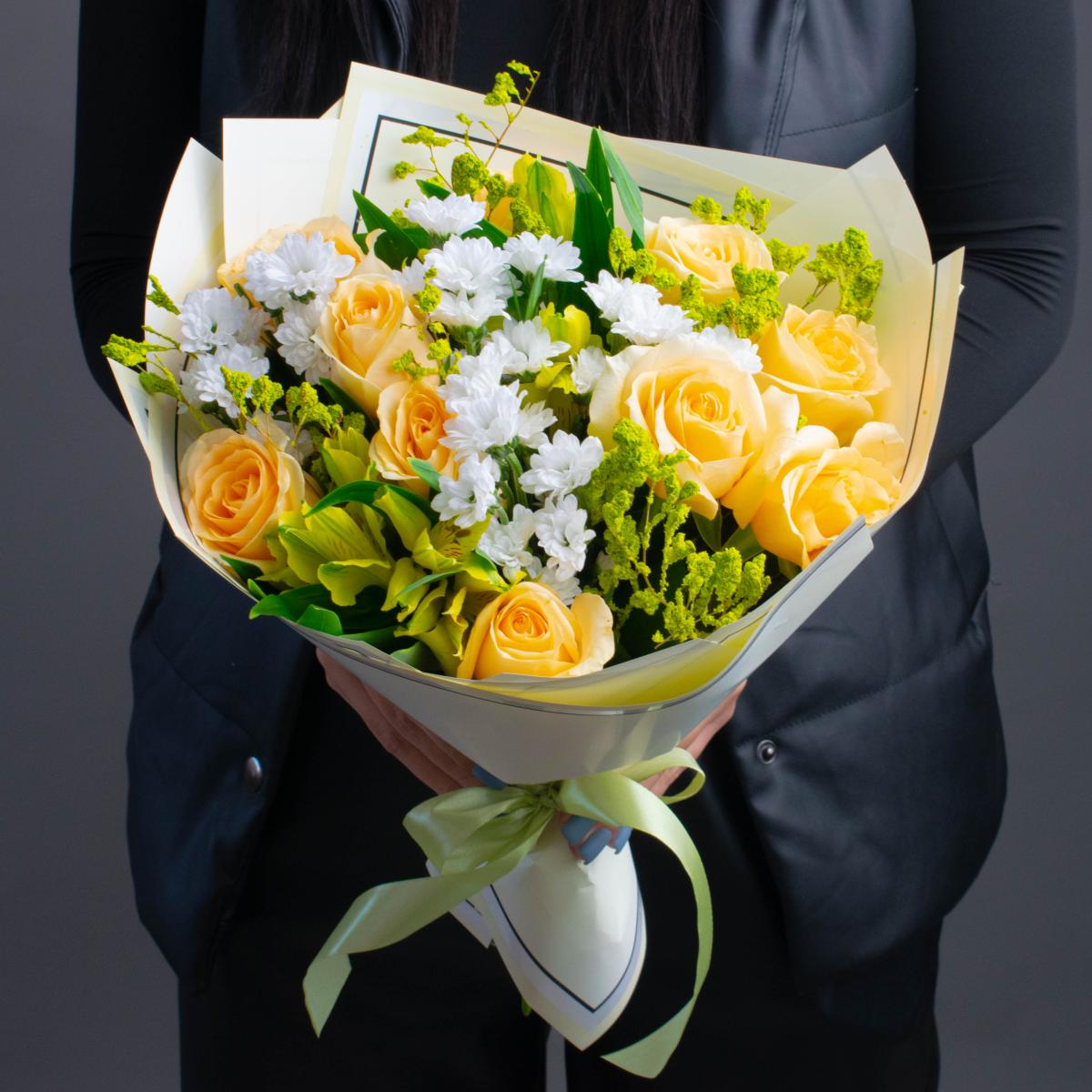9 жёлтых роз с белой хризантемой
