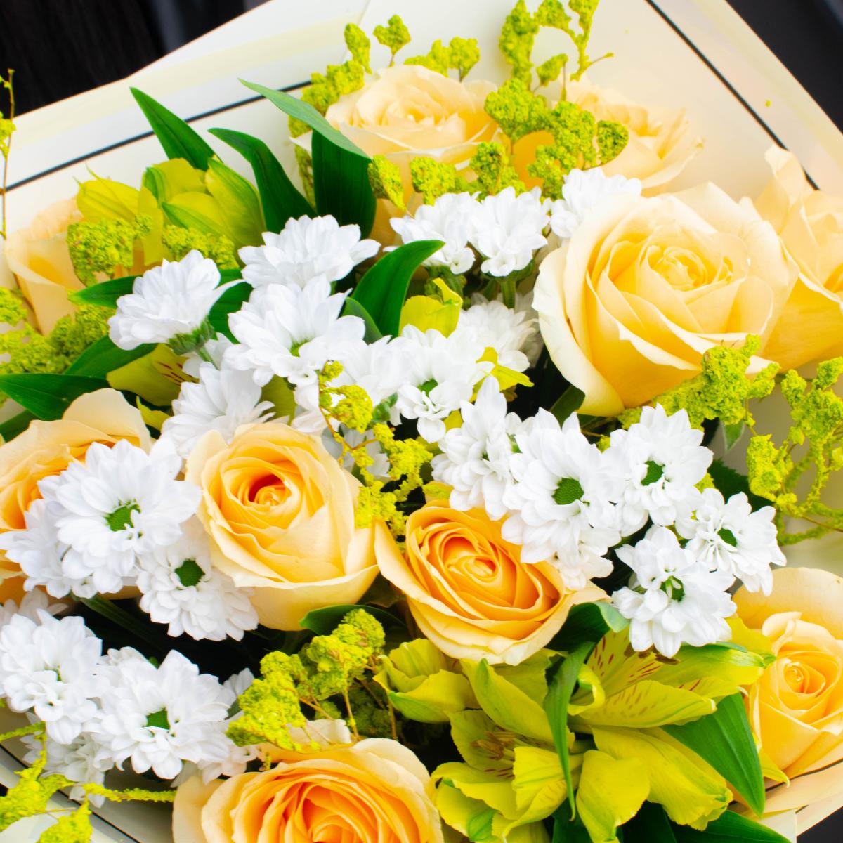9 жёлтых роз с белой хризантемой