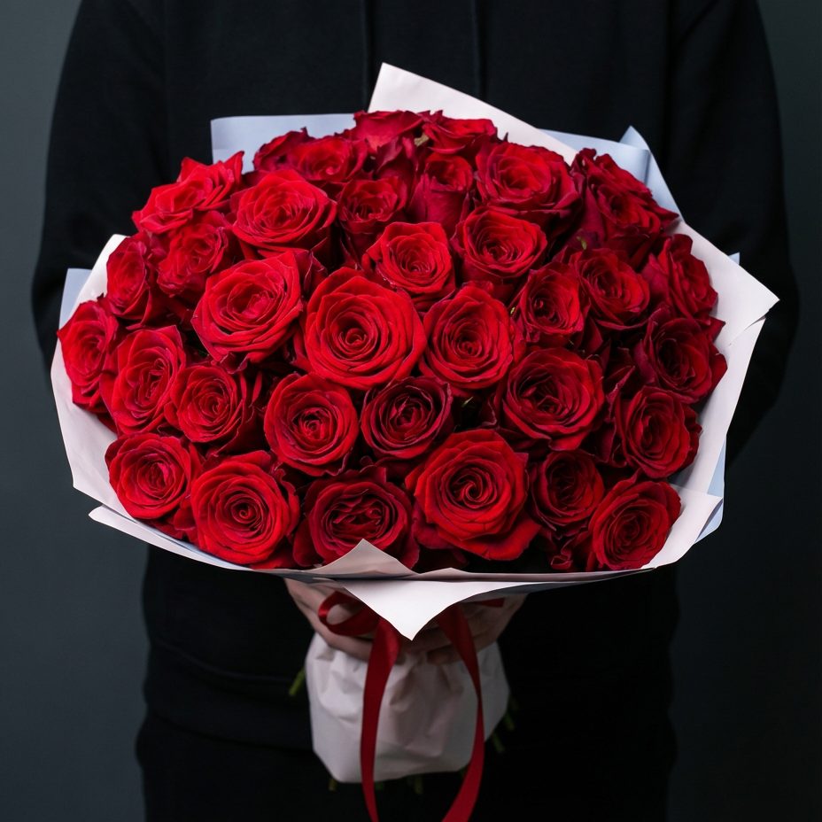 Эквадорские розы с длинным стеблем и крупным бутоном