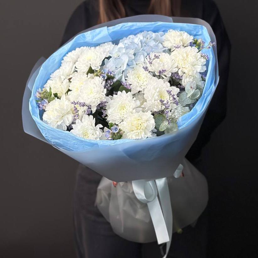 Букет с хризантемами и гортензией