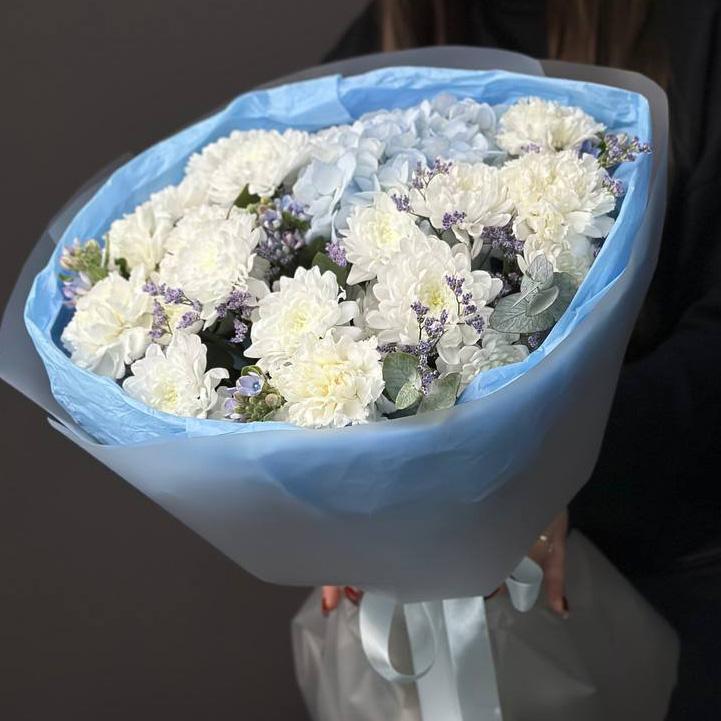 Букет с хризантемами и гортензией