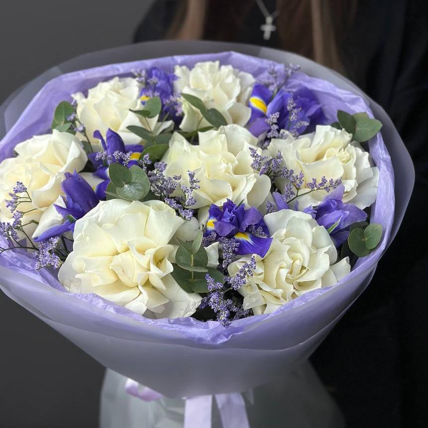 Букет из 7 роз с ирисами