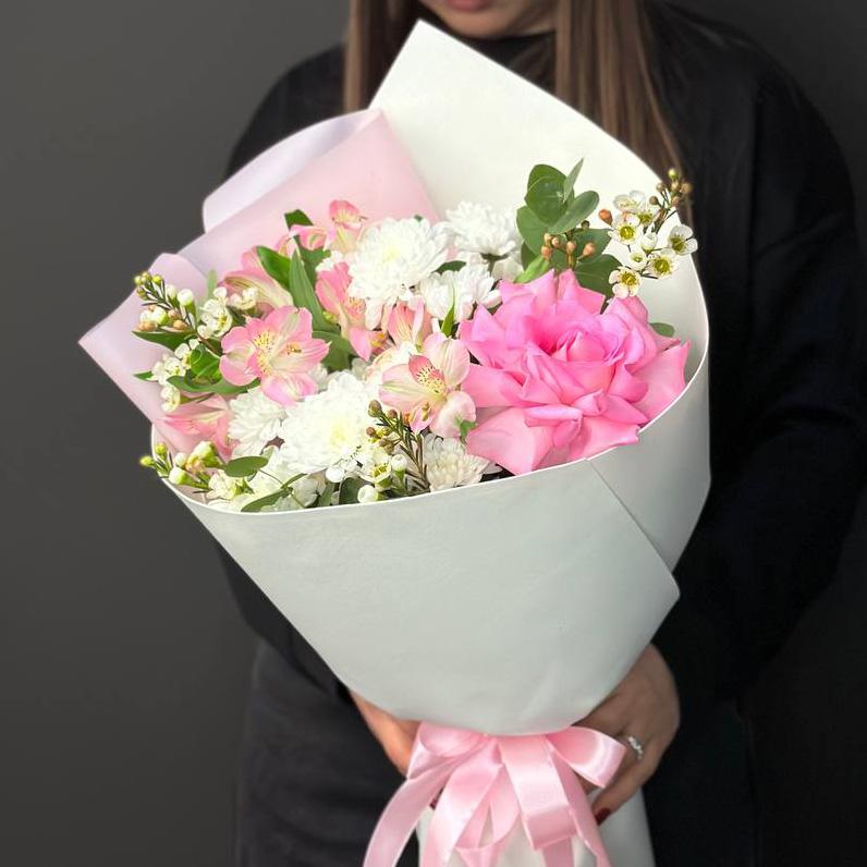 Букет с французской розой и хризантемами