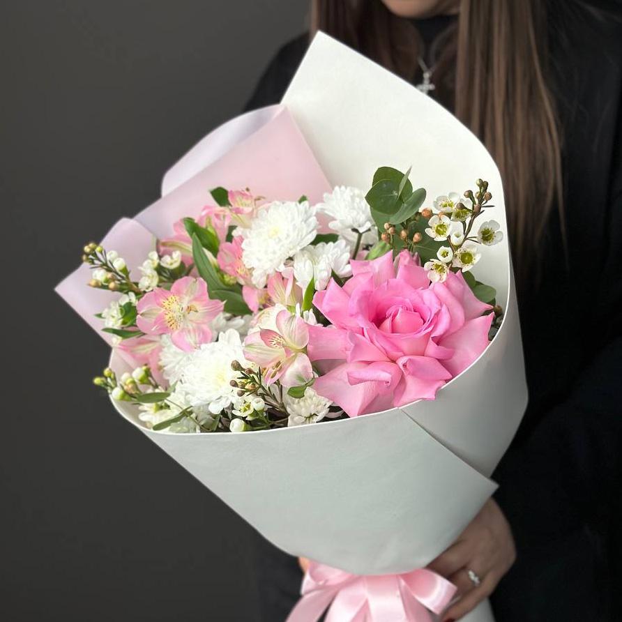 Букет с французской розой и хризантемами