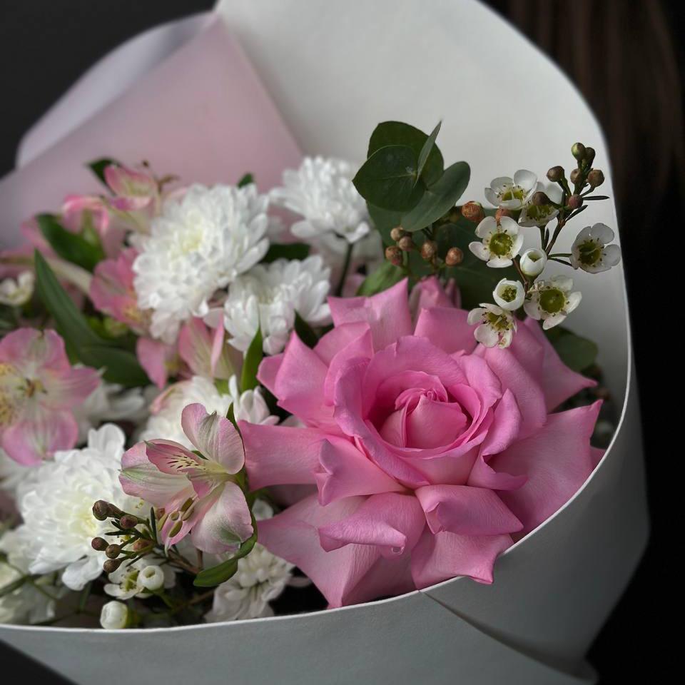 Букет с французской розой и хризантемами