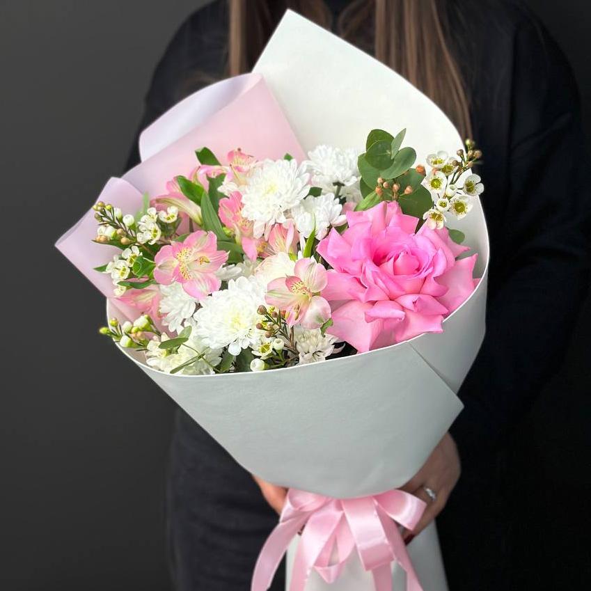 Букет с французской розой и хризантемами